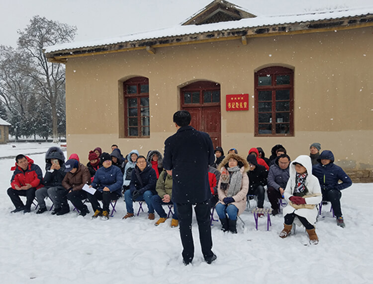 雪中听党课(文）.jpg